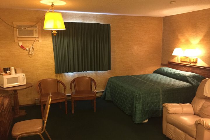 1 Queen Bed (4 of 14)