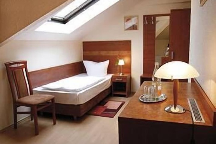 Room 9 of 24