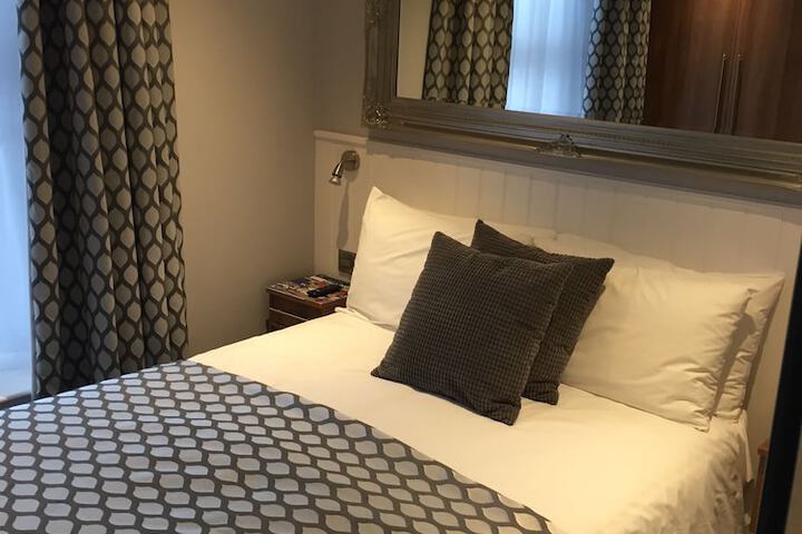 Room 35 of 76