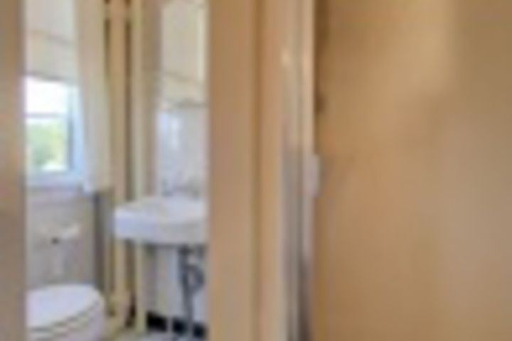 Room 221 of 408