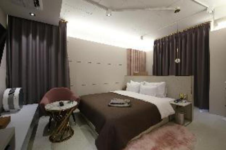 Room 4 of 5