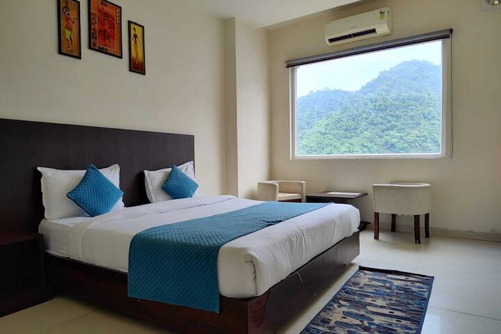 Room 2 of 32