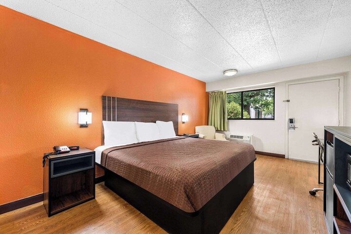 1 King Bed (8 of 22)