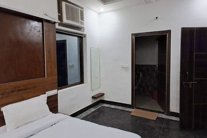 Room 4 of 16
