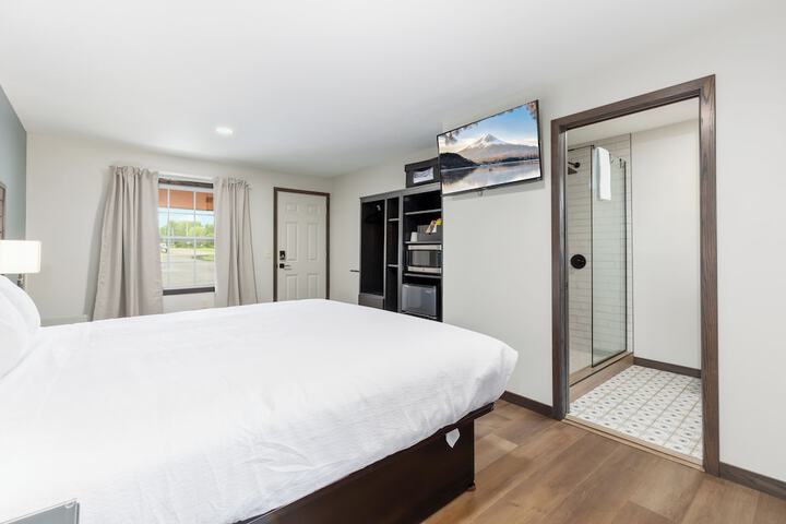 Standard Studio 1 King Bed (4 of 10)