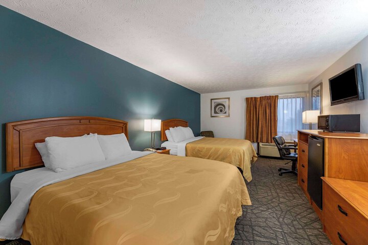 2 Queen Beds (10 of 14)