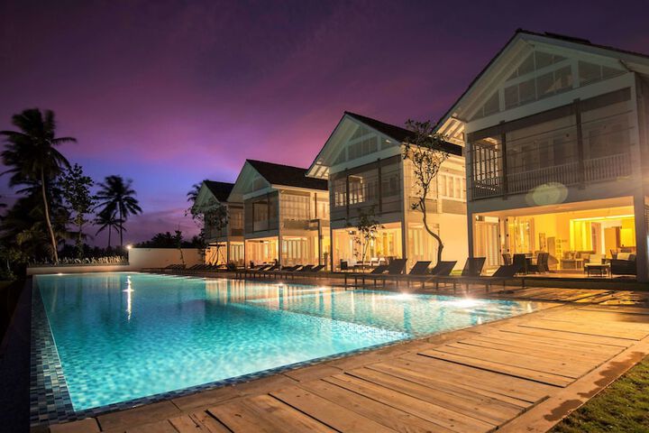 Hotel with Pool