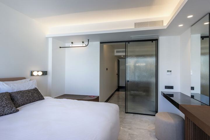 Room 6 of 47