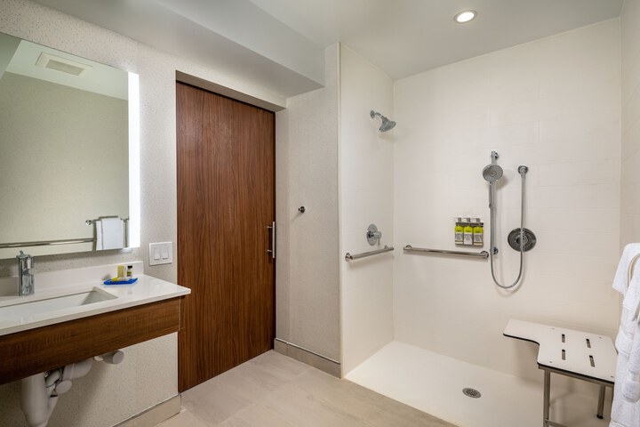 Room 34 of 60