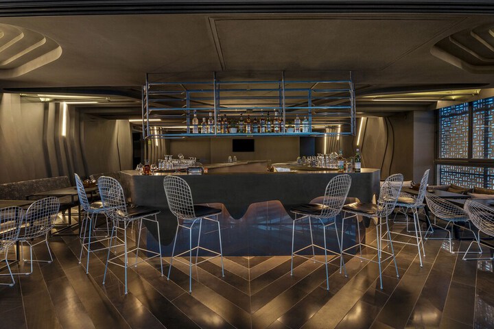 Lounge 53 of 61