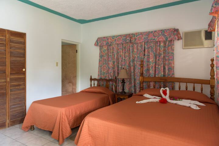 Room 9 of 32