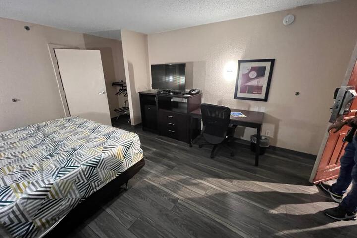 1 King Bed Micfridge (4 of 8)