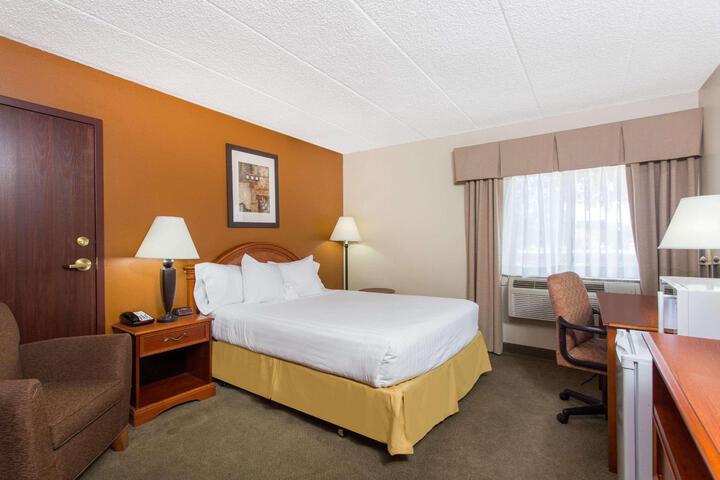1 Queen Bed (2 of 3)