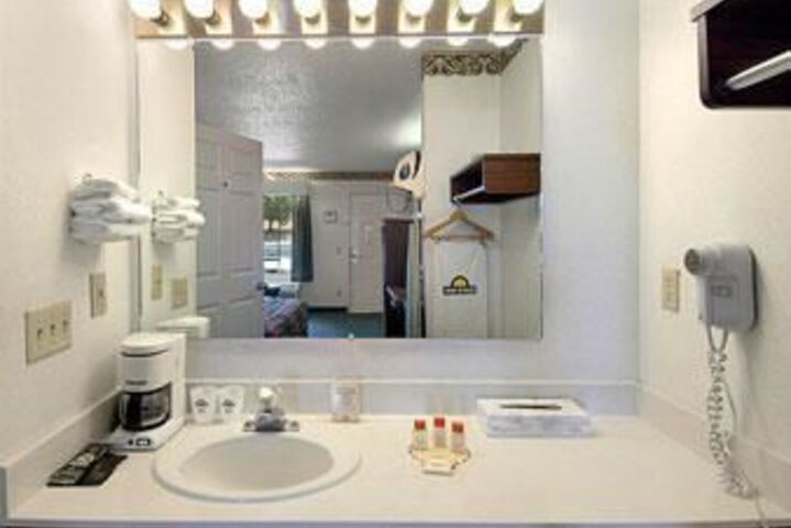 Room 5 of 9