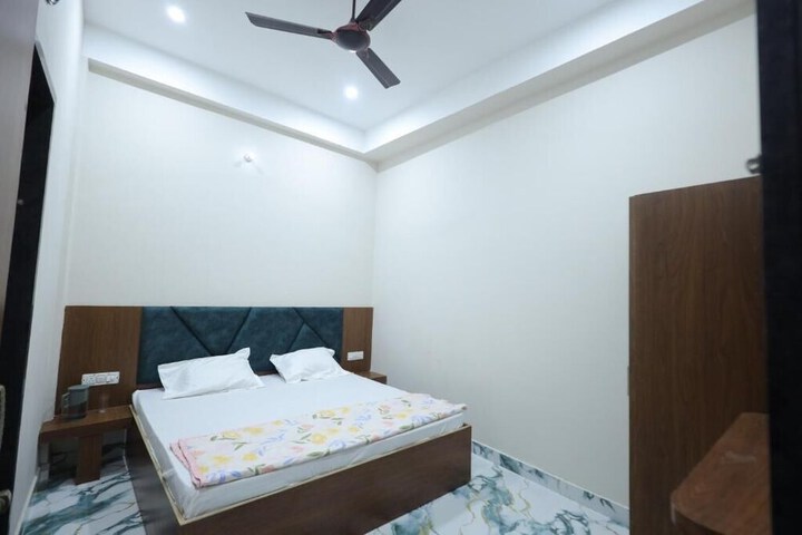 Room 5 of 12