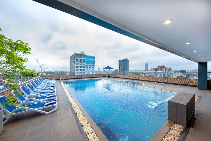 Hotel Pool