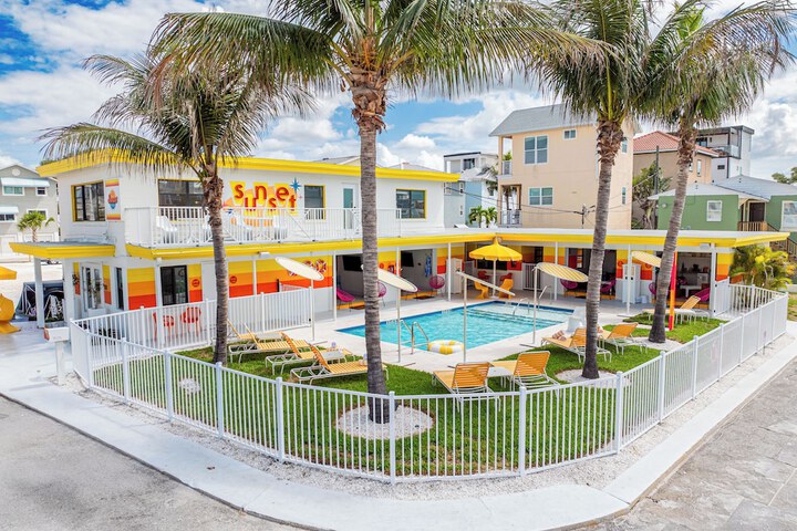 Hotel Pool