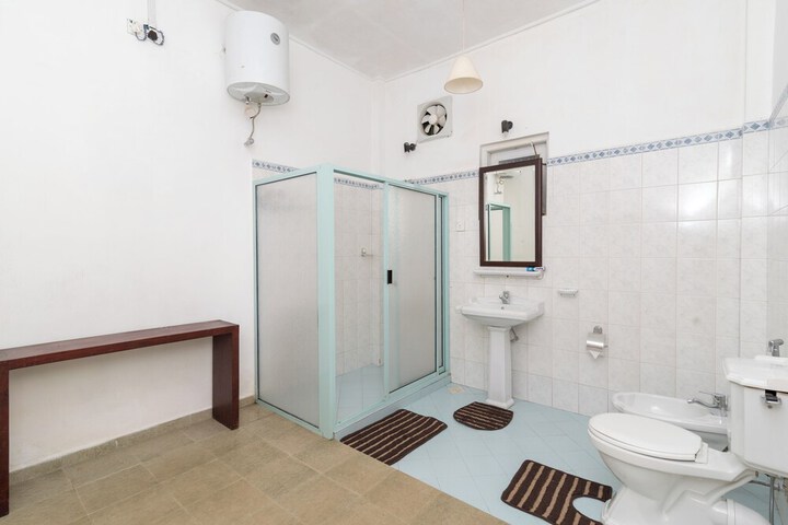 Room 16 of 28