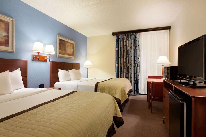 1 Queen Bed (1 of 10)