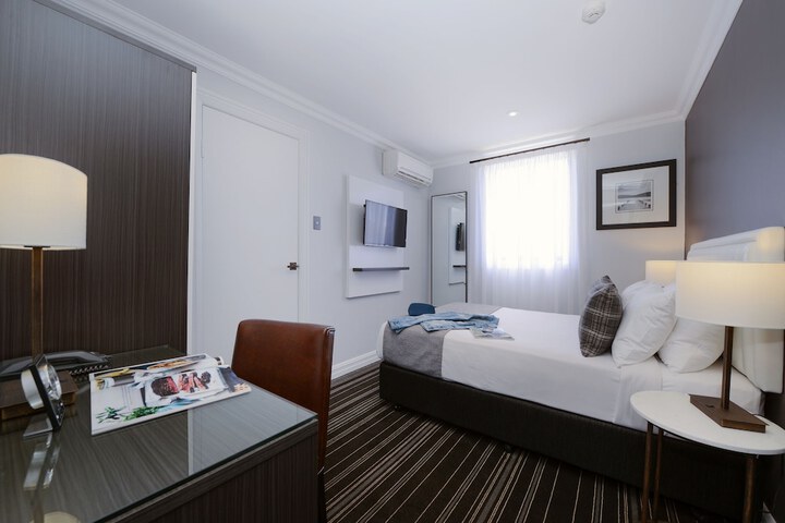 Room 18 of 103