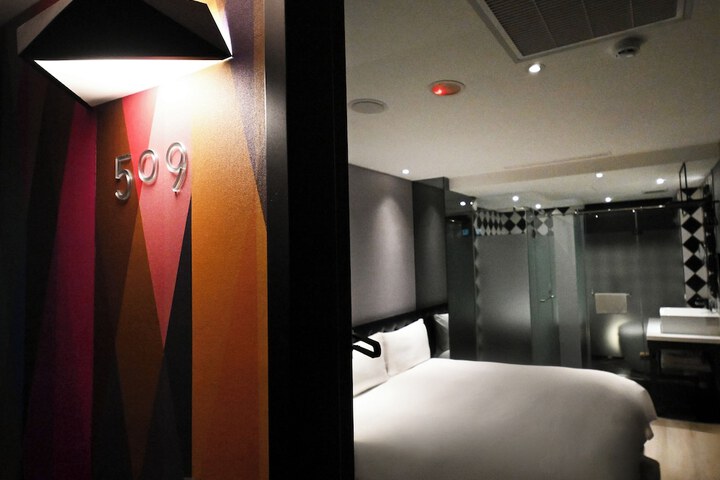 Room 17 of 146
