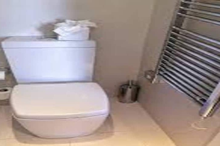 Room 6 of 8