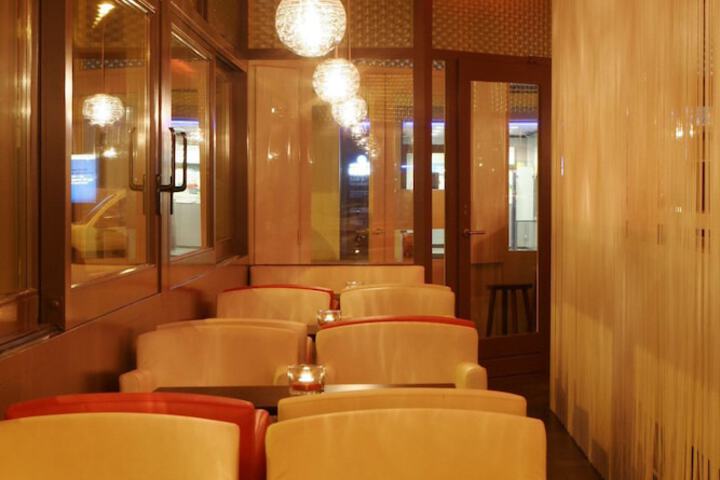 Lounge 28 of 31