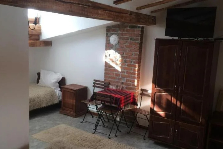 Room 4 of 16