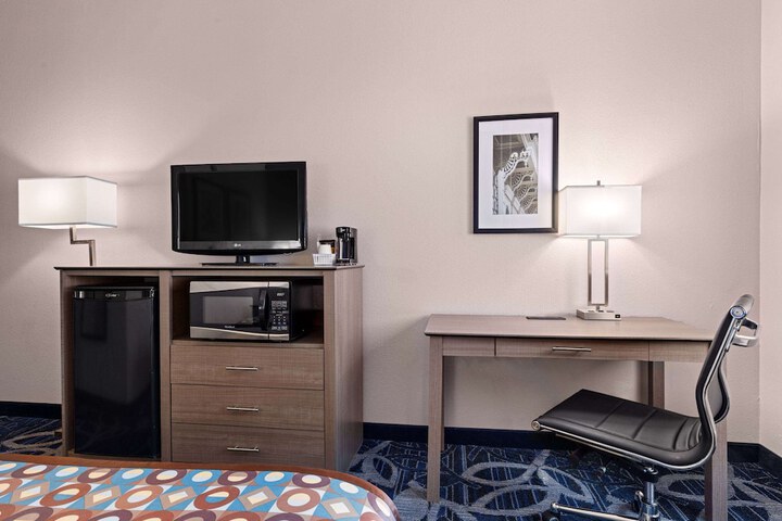 1 Queen Bed Accessible Room (1 of 13)