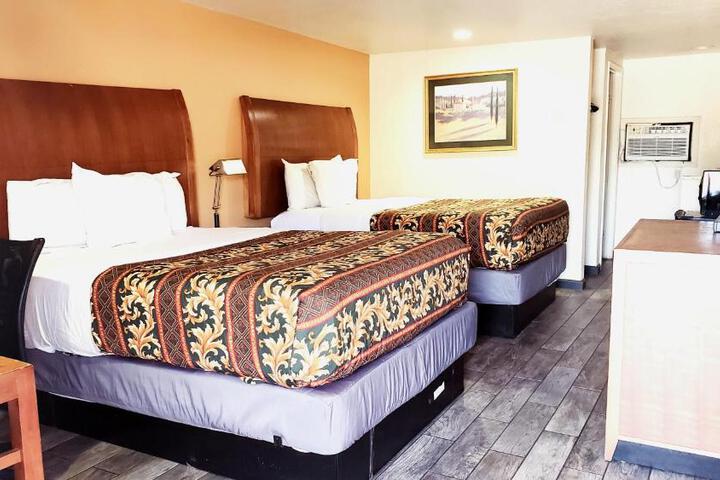 2 Queen Beds (5 of 11)