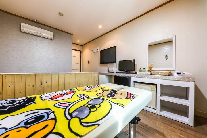 Room 33 of 47