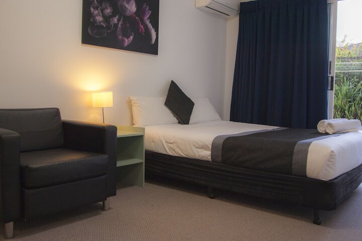 Room 11 of 32