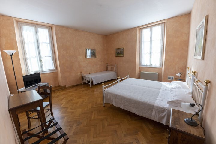 Room 2 of 18