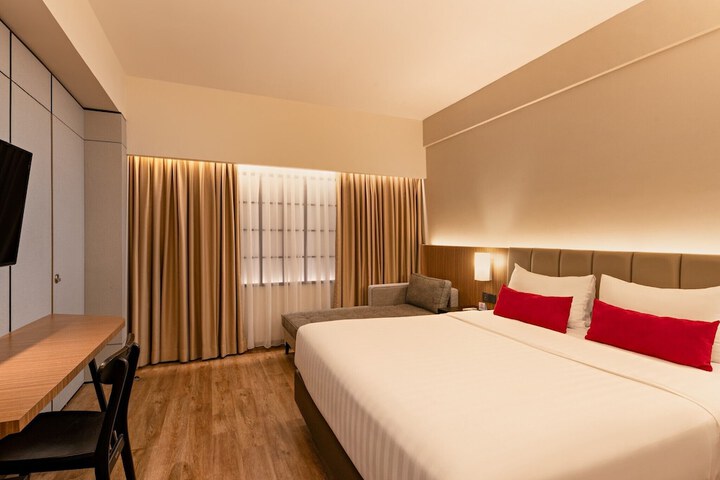 Room 10 of 28