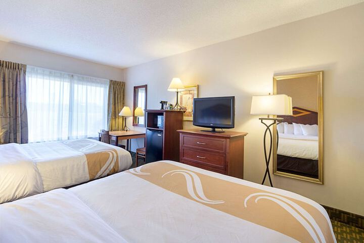 2 Queen Beds (5 of 9)