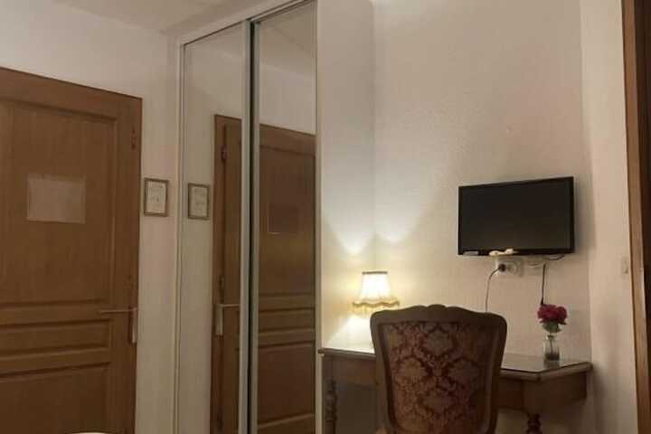 Room 10 of 16