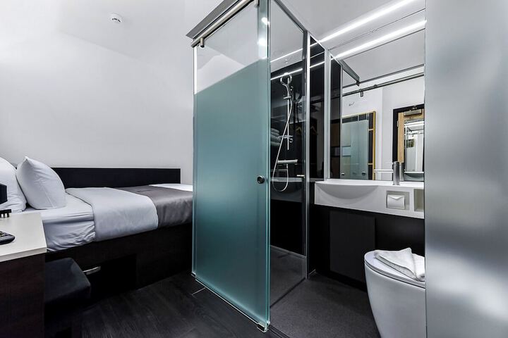 Room 17 of 37