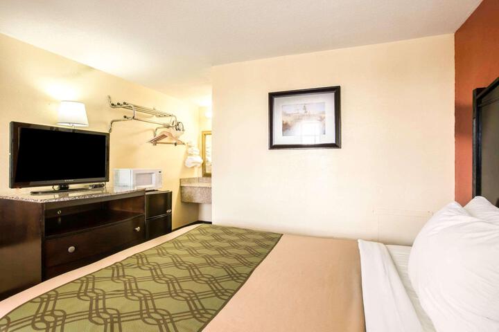 1 Queen Bed (1 of 6)