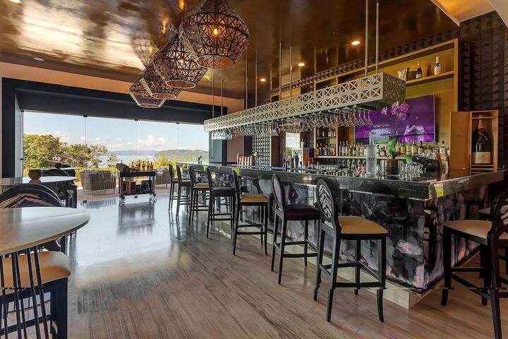 Lounge 213 of 261