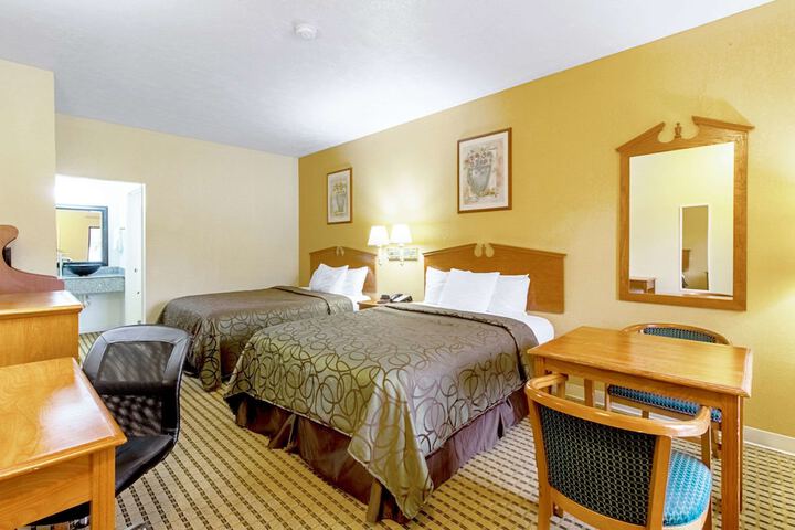 2 Queen Beds (5 of 7)