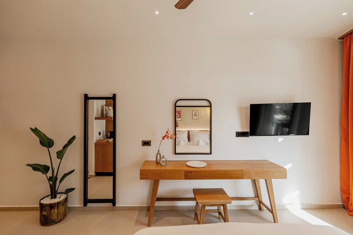 Room 42 of 77