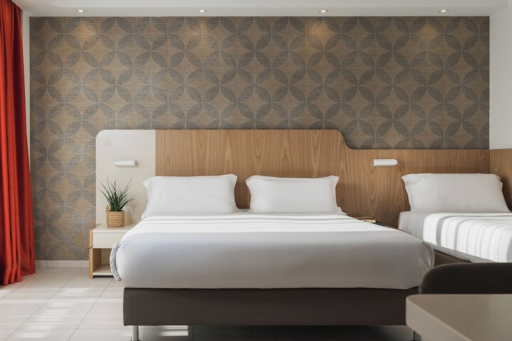 Room 48 of 153