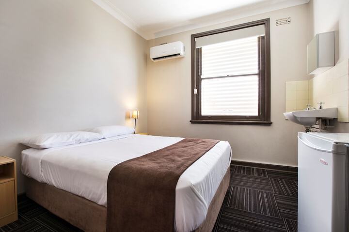 Room 9 of 32