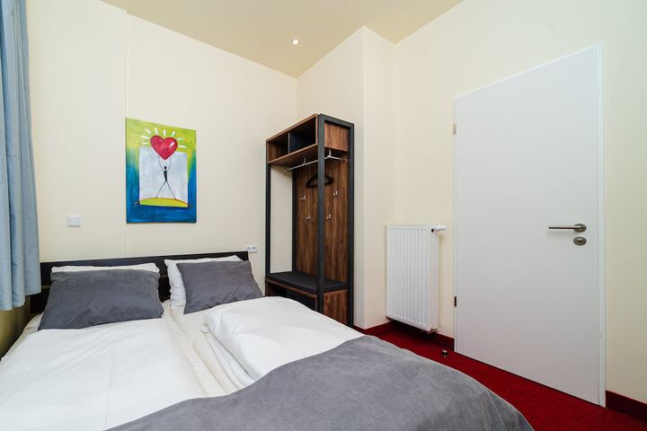 Room 4 of 16