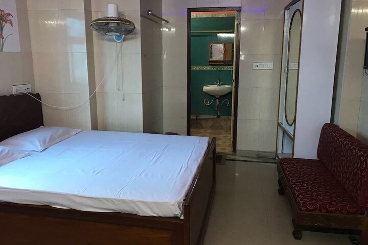 Room 4 of 10