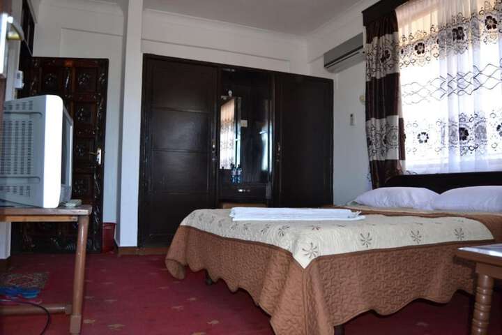 Room 9 of 12