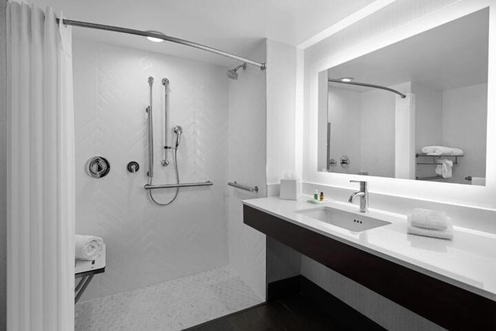 2 Queen Beds Standard Comm Accessible Roll Shower (7 of 15)