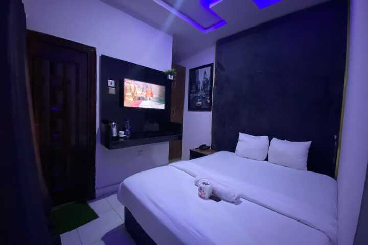 Room 14 of 18