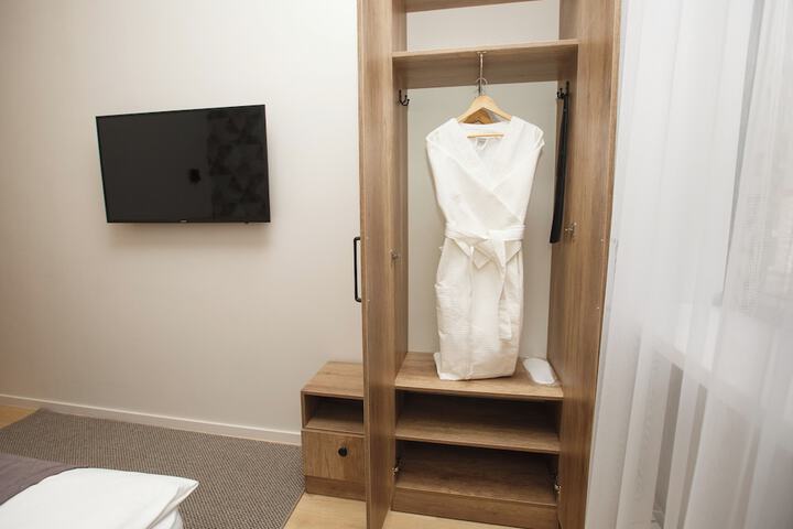 Room 4 of 9
