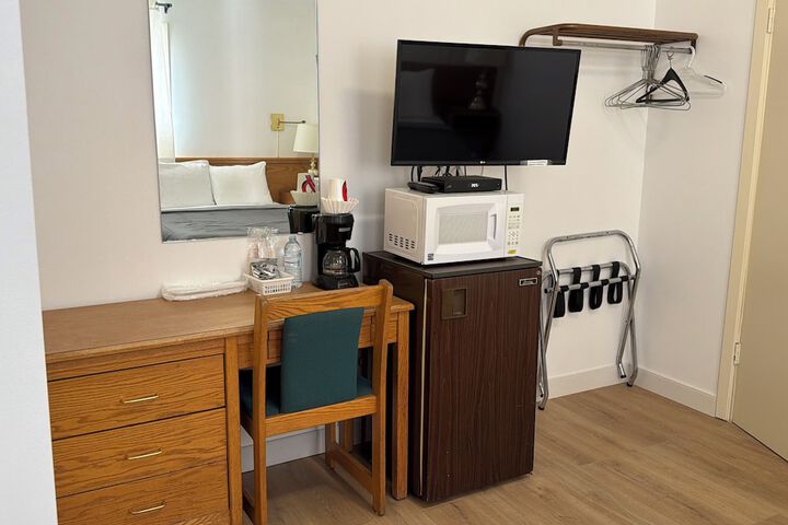 Room 9 of 18